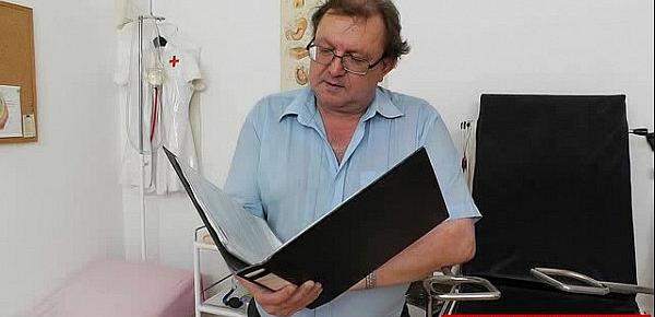  Dame gyno with a gyno-instrument